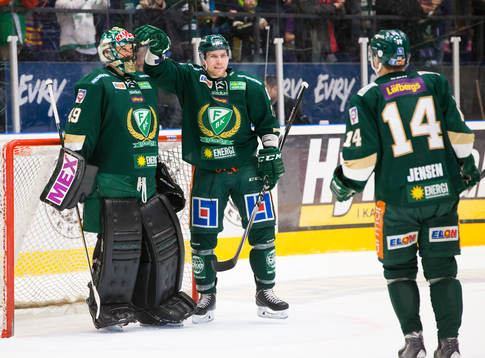 Färjestads målvakt Justin Pogge  och Shawn Lalonde firar