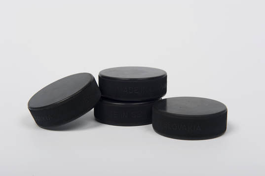 Fyra ishockeypuckar