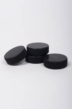 Fyra ishockeypuckar