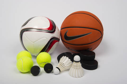 En fotboll, en basketboll, tre tennisbollar, fyra
