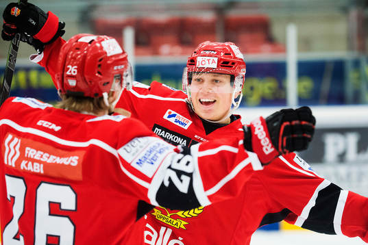 Almtunas Patrik Norén (tv) gör 2-0 och jublar med Viktor