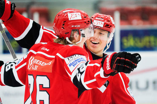 Almtunas Patrik Norén (tv) gör 2-0 och jublar med Viktor