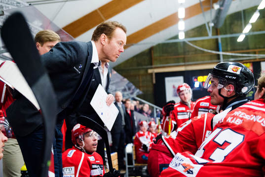 Almtunas tränare Niklas Eriksson diskuterar med domaren