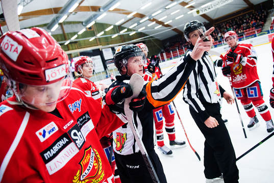 Domare Daniel Winge stoppar ett bråk mellan dom två lagen