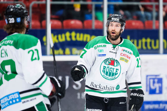 Rögles Calle Rosén (tv)  gör 2-3 och jublar med Taylor