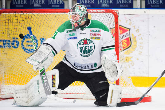 Rögles målvakt Lars Volden släpper in 3-3 av Almtunas
