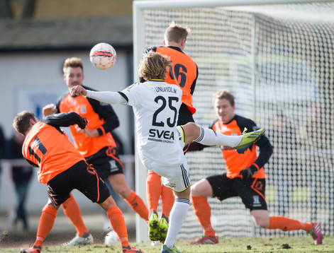 s Sam Lundholm skjuter med vänstern i matchen i Svenska