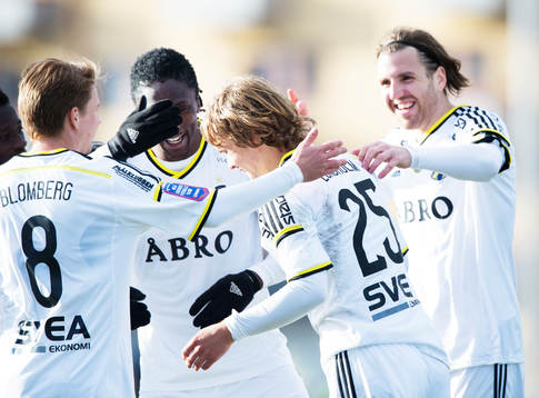 s Sam Lundholm har gjort 0-2 och grattas i matchen i