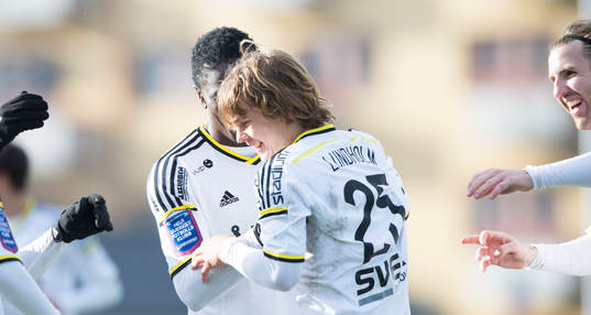 s Sam Lundholm har gjort 0-2 och grattas i matchen i