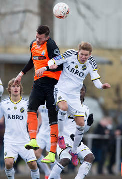 s Johan Blomberg och Kristianstads Albert Ejupi i matchen i
