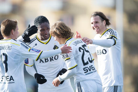 s Sam Lundholm har gjort 0-2 och grattas i matchen i