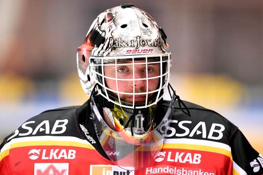 Luleås målvakt Daniel Larsson på uppvärmningen innan