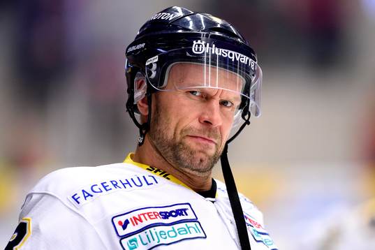s Jere Karalahti på uppvärmningen innan ishockeymatchen i