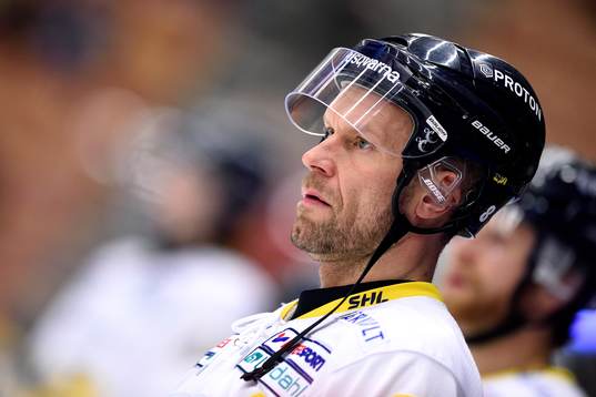 s Jere Karalahti på uppvärmningen innan ishockeymatchen i