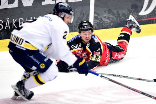 Luleås Lucas Wallmark ligger på isen