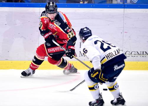 Luleås Lennart Petrell med pucken