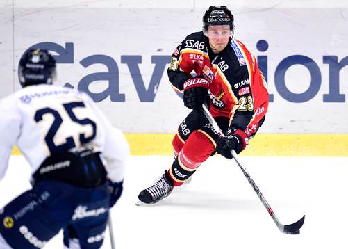 Luleås Lucas Wallmark med pucken