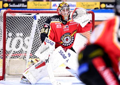 Luleås målvakt Joel Lassinantti räddar ett skott