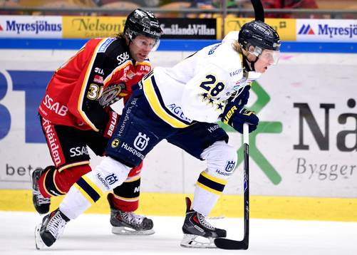 s Anton Bengtsson jagas av Luleås Jonathan Granström