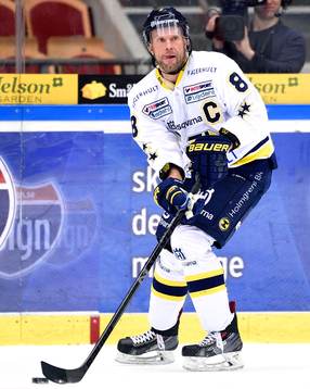 s Jere Karalahti med pucken