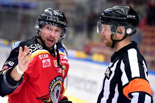 Luleås Chris Abbott är uppröd på domare Marcus Linde