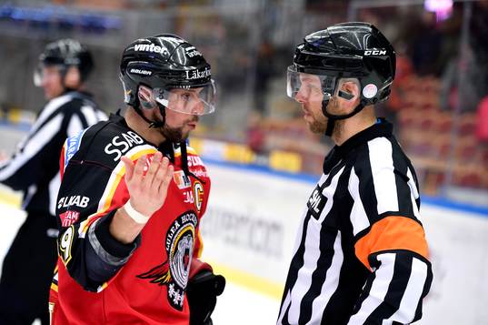Luleås Chris Abbott är uppröd på domare Marcus Linde