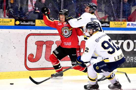 s Chris Campoli stoppar Luleås Daniel Zaar