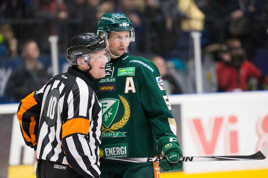Domare Thomas Andersson samtalar med Färjestads Rickard