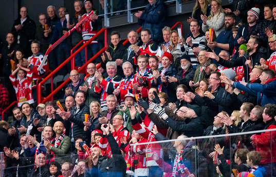 Örebros målvakt Julius Hudacek firar med fansen