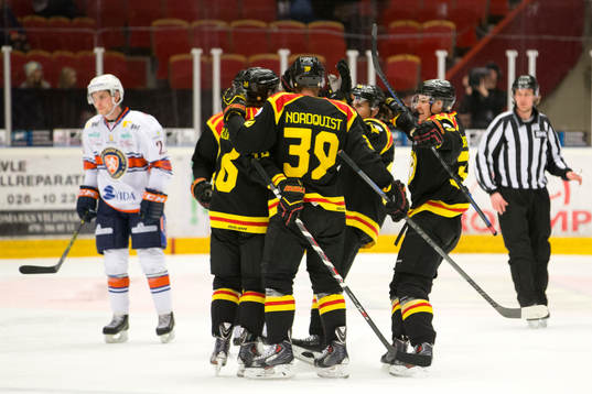 Brynäs Oscar Eklund har precis kvitterat till 1-1 och