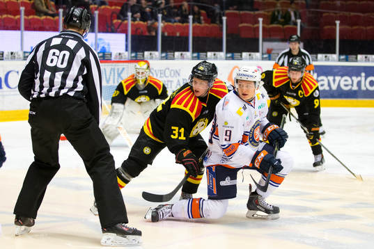 Brynäs Daniel Mannberg och Växjös Josh Hennesy