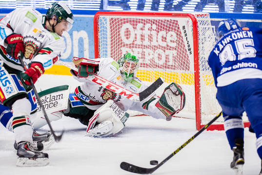Frölundas målvakt Linus Fernström slänger sig