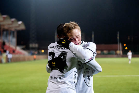 Häckens René Makondele och Joel Andersson jublar