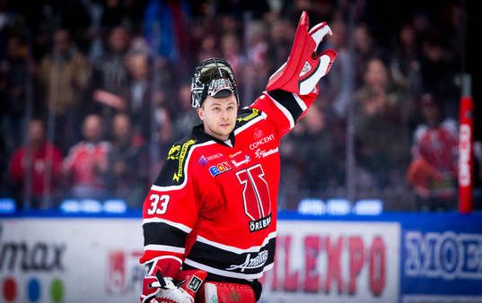 Örebros målvakt Julius Hudacek firar med fansen