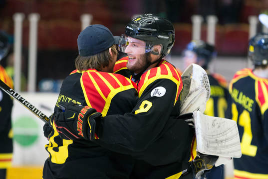 Brynäs Niclas Andersen kramar om Brynäs Johan Holmqvist