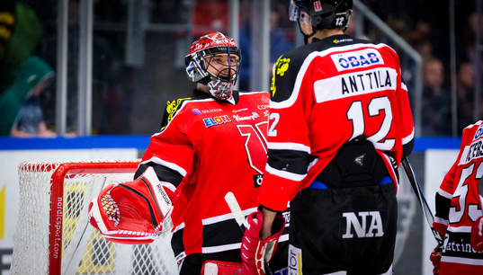Örebros målvakt Julius Hudacek och Marko Anttila  jublar