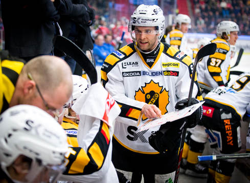 Skellefteås Rob Schremp med en taktiktavla