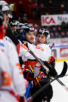 Karlskronas Alexander Bergström (h) omfamnar 1-1