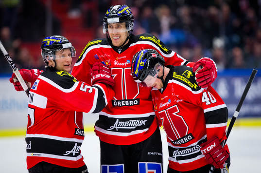 Örebros Marko Anttila gör 4-0 och jublar med Johan Motin