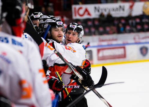 Karlskronas Alexander Bergström (h) omfamnar 1-1