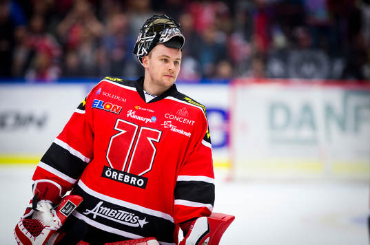 Örebros målvakt Julius Hudacek firar med fansen