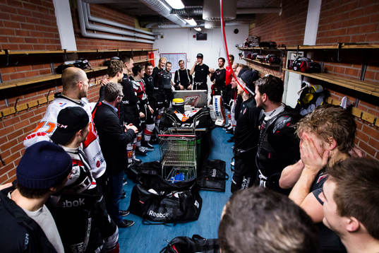 Karlskronas spelare firar finalplatsen i omklädningsrummet