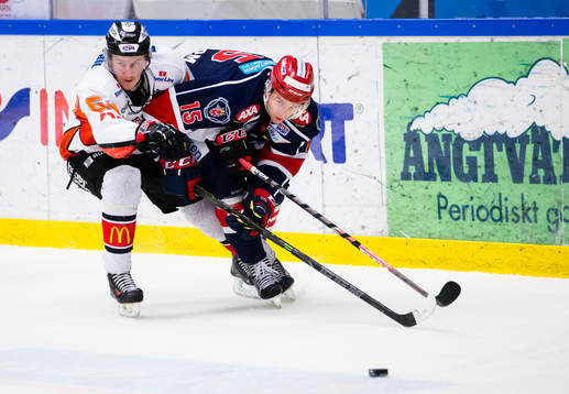 Karlskronas Jonathan Pudas i kamp om pucken med