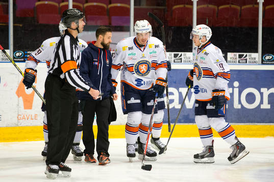 Växjö Teemu Laakso mitt i bilden skadar sig