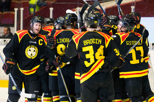 Brynäs Niclas Andersen till vänster i bild glad