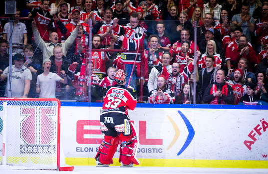 Örebros målvakt Julius Hudacek firar med fansen