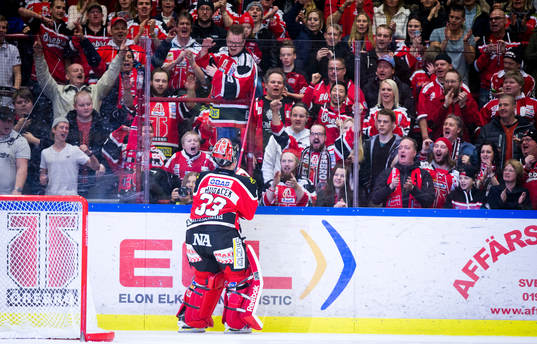 Örebros målvakt Julius Hudacek firar med fansen