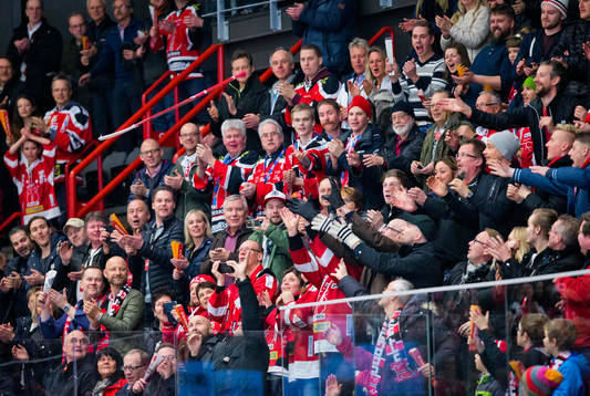 Örebros målvakt Julius Hudacek firar med fansen