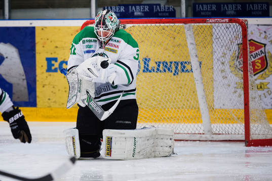 Rögles målvakt Lars Volden med en räddning