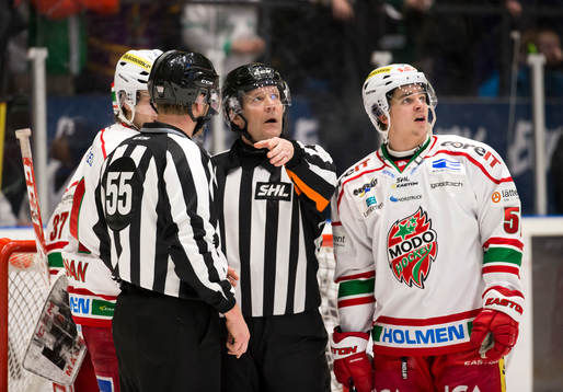 Domare Thomas Andersson diskuterar med Modos Adrian Kempe